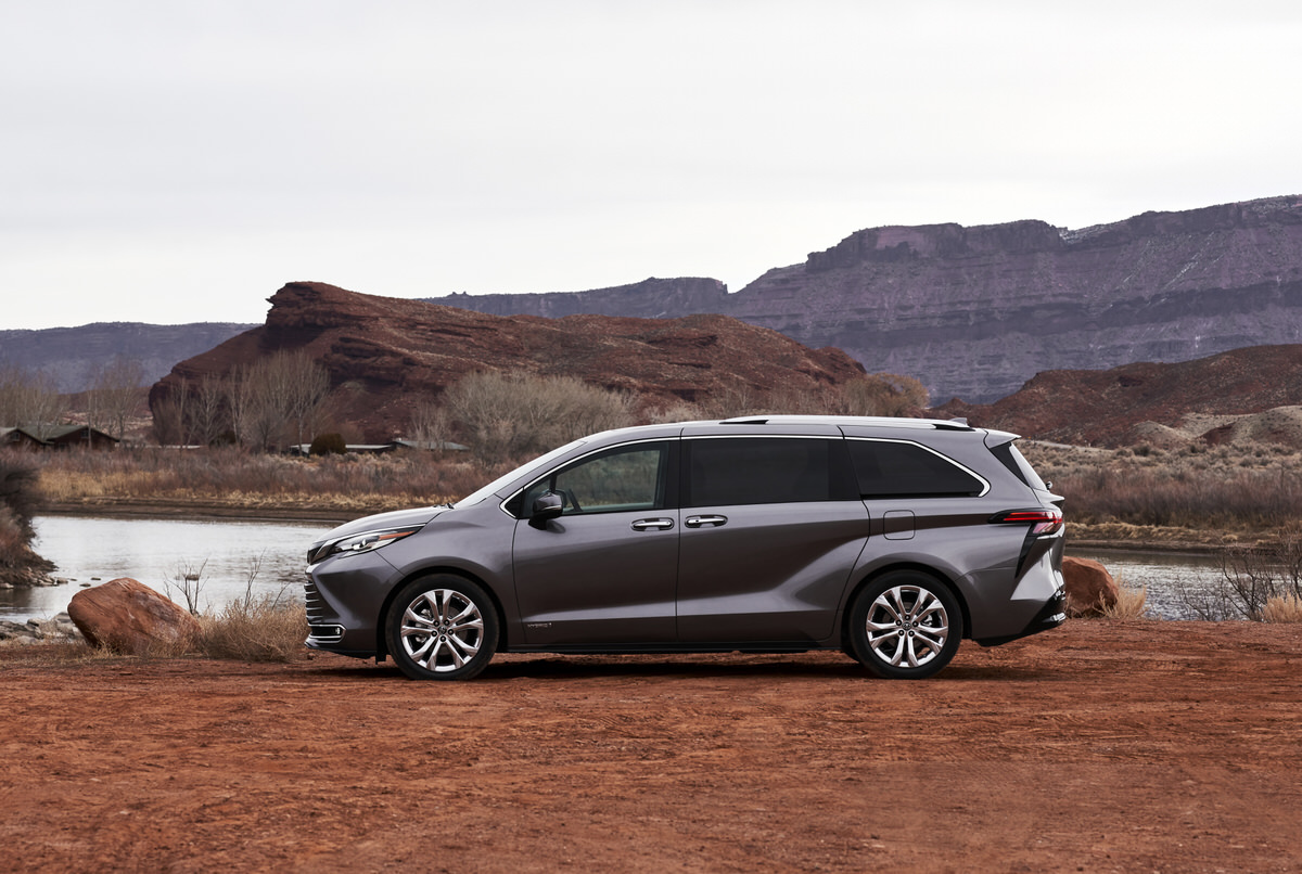 2022 Toyota Sienna (Woodland Special Edition) - Rugged, Lifted AWD